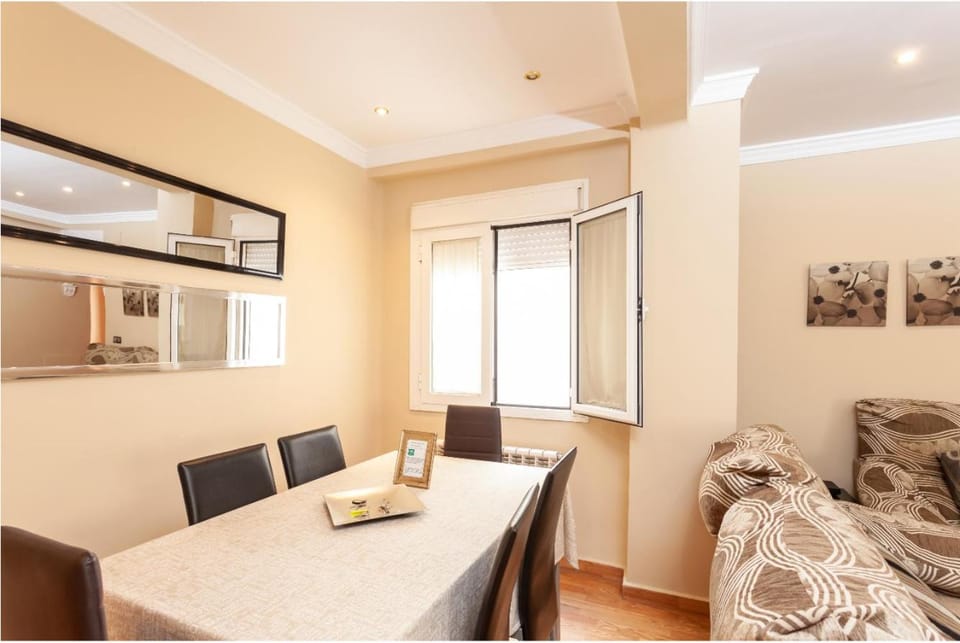 Nicemalaga junto al centro familias / grupos, 7hab Apartment in Malaga