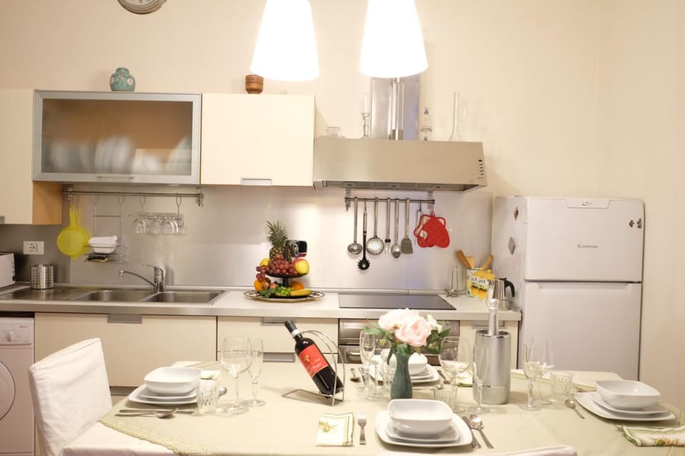 Kitchen or kitchenette, Dining area, stove