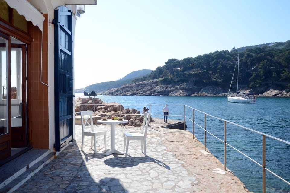 Property building, Nearby landmark, Day, Natural landscape, View (from property/room), Balcony/Terrace, Dining area, Mountain view, Sea view