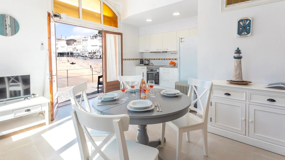 Kitchen or kitchenette, Dining area, minibar, pet friendly, stove