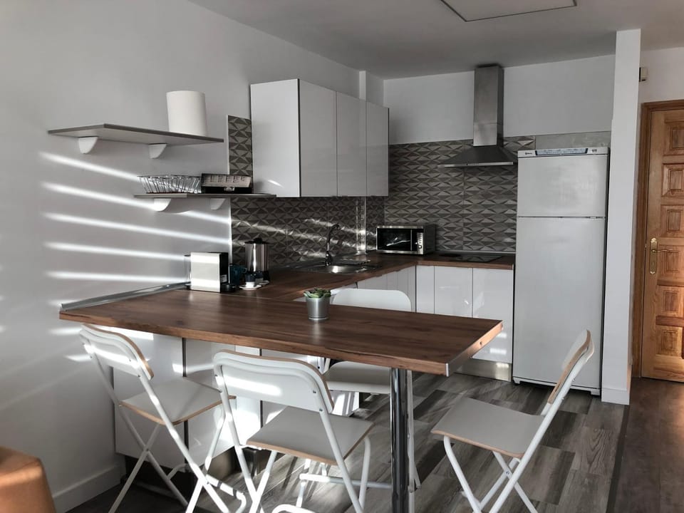 Kitchen or kitchenette, Dining area