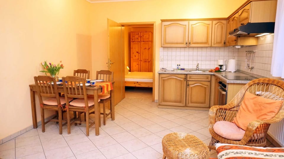 Kitchen or kitchenette, Seating area, Dining area
