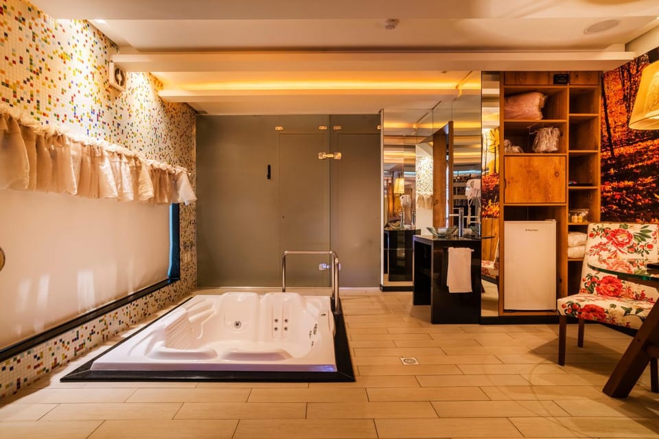 Hot Tub, Bathroom