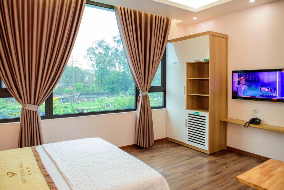 Communal lounge/ TV room, Bed, TV and multimedia, Bedroom, Garden view, Mountain view