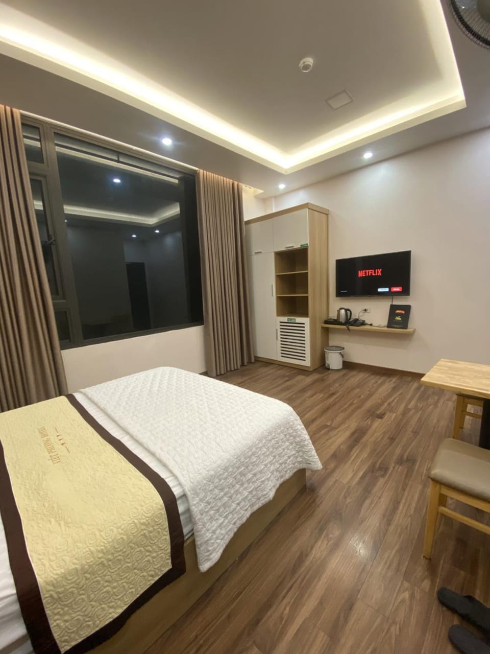 Bed, TV and multimedia, Photo of the whole room, Bedroom