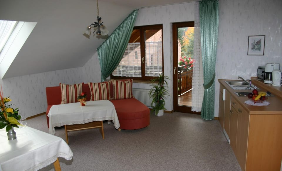 Photo of the whole room, Decorative detail