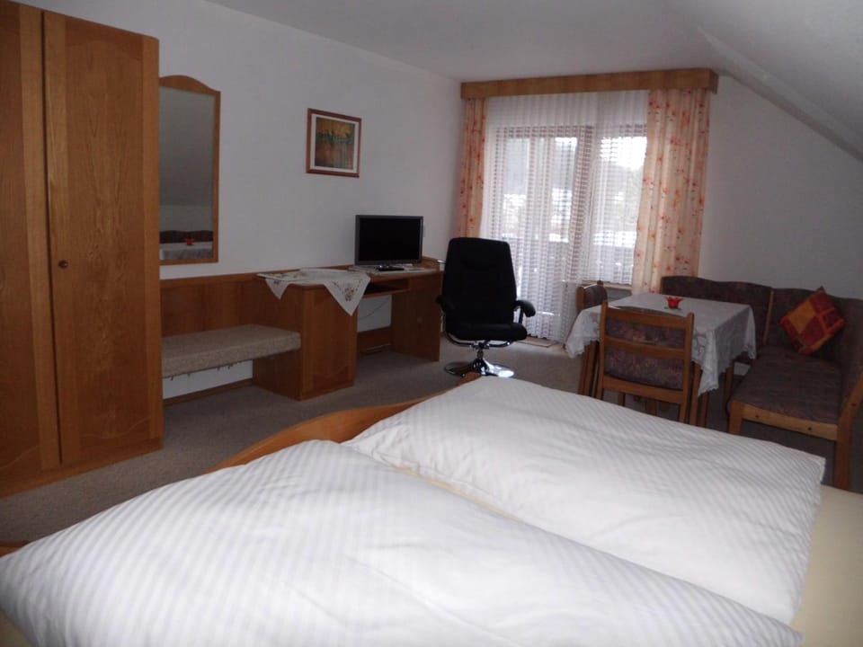 Photo of the whole room, Seating area