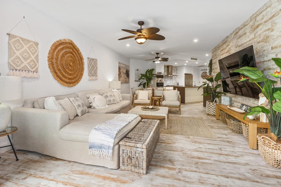 TV and multimedia, Living room, Seating area, fireplace