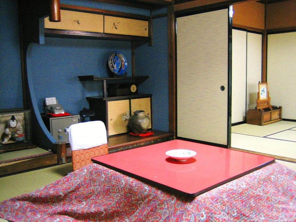 Photo of the whole room, Seating area
