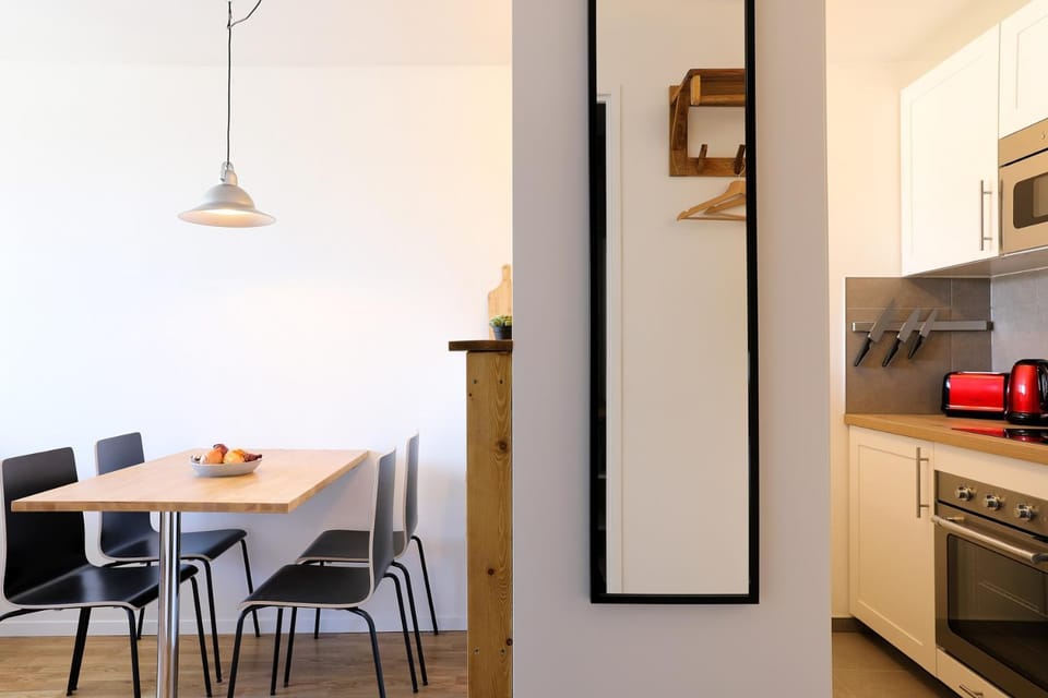 Kitchen or kitchenette, Dining area