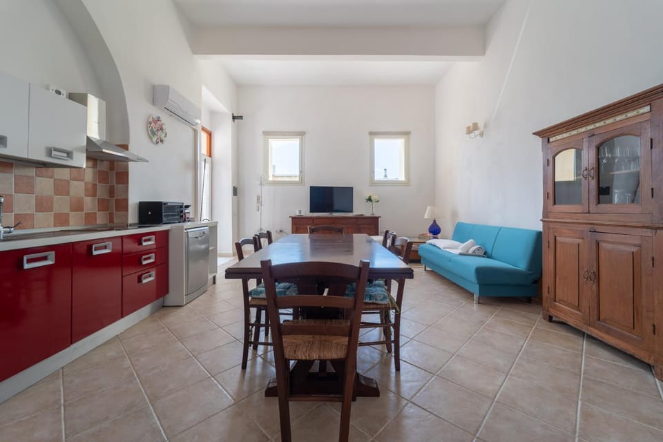 Communal lounge/ TV room, TV and multimedia, Kitchen or kitchenette, Living room, Seating area, Dining area, Evening entertainment, stove