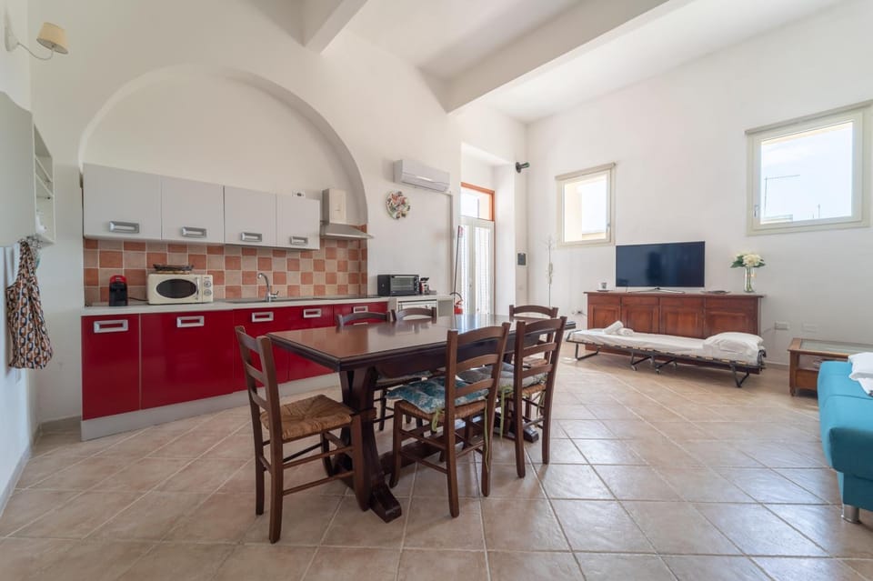 Communal lounge/ TV room, TV and multimedia, Kitchen or kitchenette, Living room, Photo of the whole room, Seating area, Dining area, Evening entertainment, stove