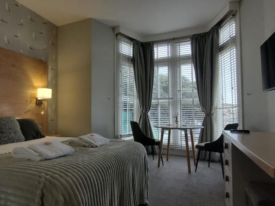 Bed, TV and multimedia, Living room, Photo of the whole room, Seating area, Bedroom