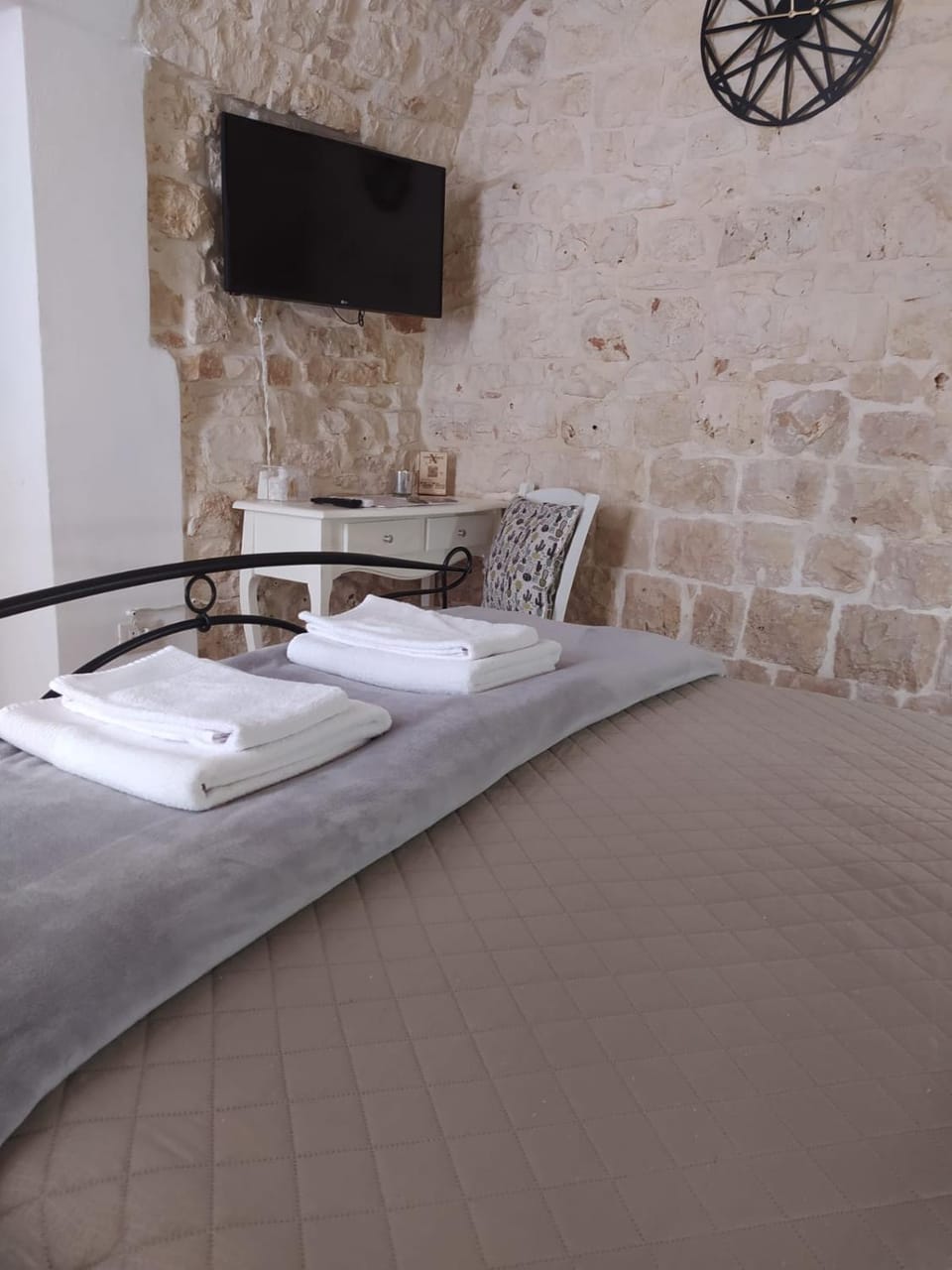 Bed, TV and multimedia, Photo of the whole room, Bedroom