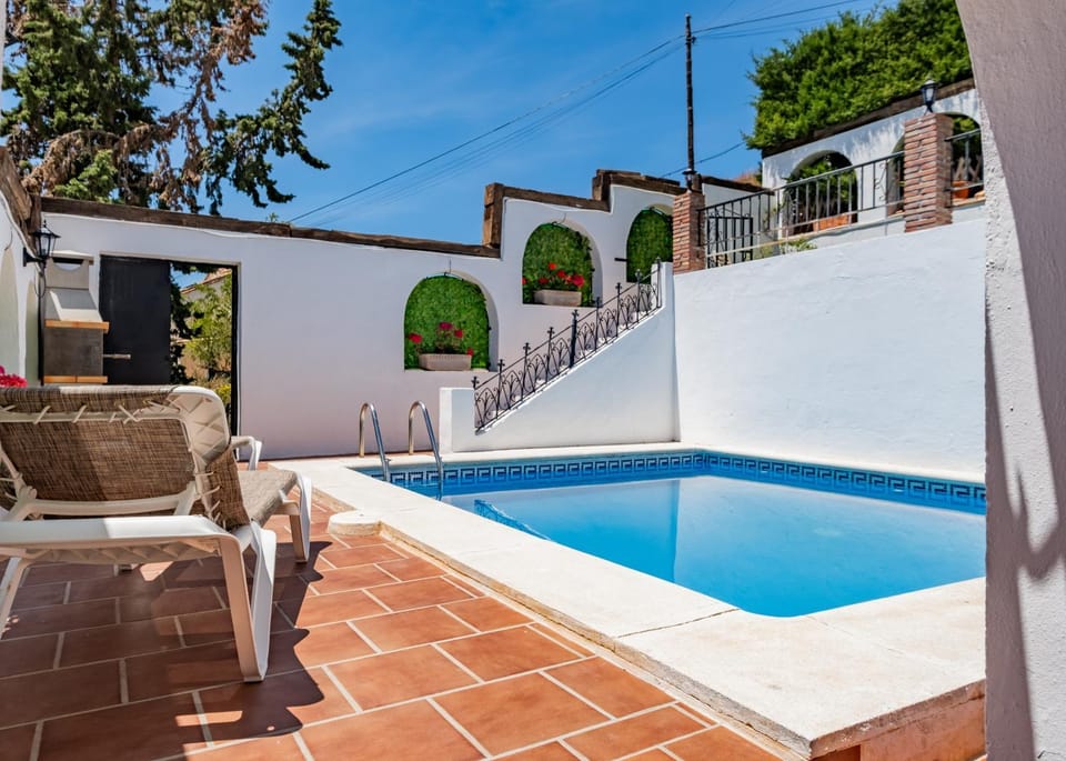 Patio, Day, Swimming pool, sunbed