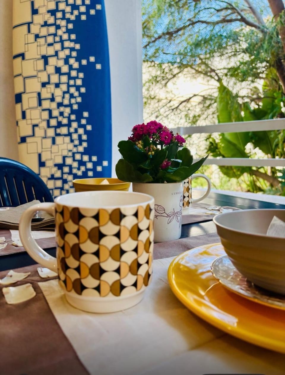 Day, Dining area
