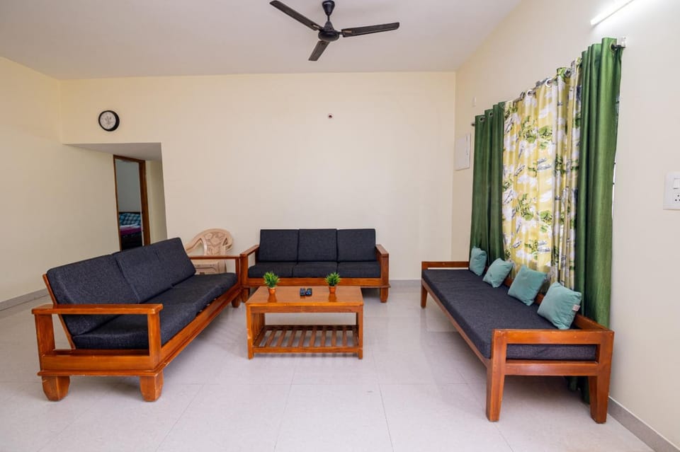 Tirupati Homestay - 2BHK AC Family Apartments near Alipiri and Kapilatheertham - Walk to A2B Veg Restaurant - WiFi - Android TV - Easy access to Tirumala Apartment in Tirupati