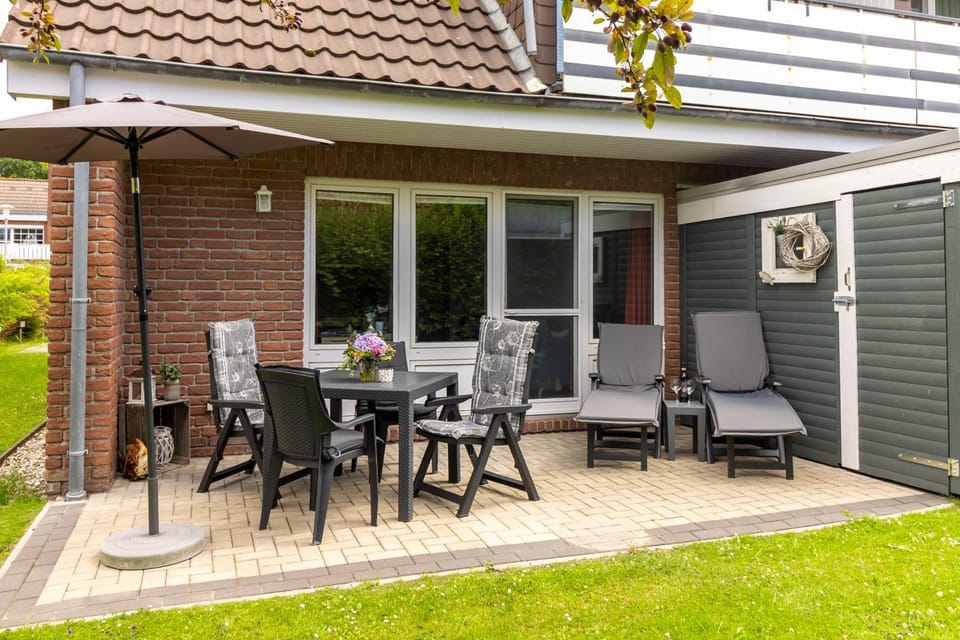 Property building, Balcony/Terrace, Seating area, Garden view