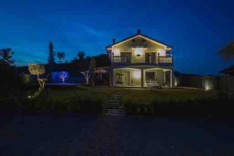 Villa MERAVIGLIA, heated pool, 16 km from the sea Villa in Marche