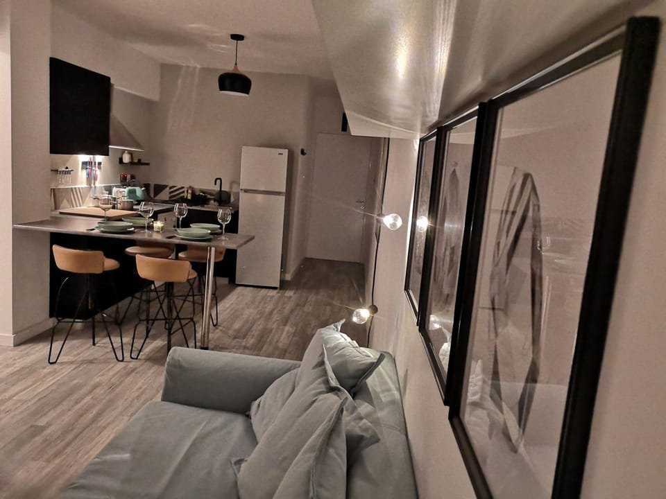 Coffee/tea facilities, Kitchen or kitchenette, Dining area, stove