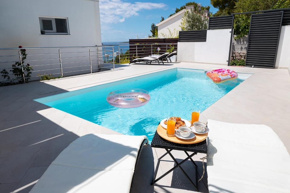 Patio, Sea view, Swimming pool, sunbed