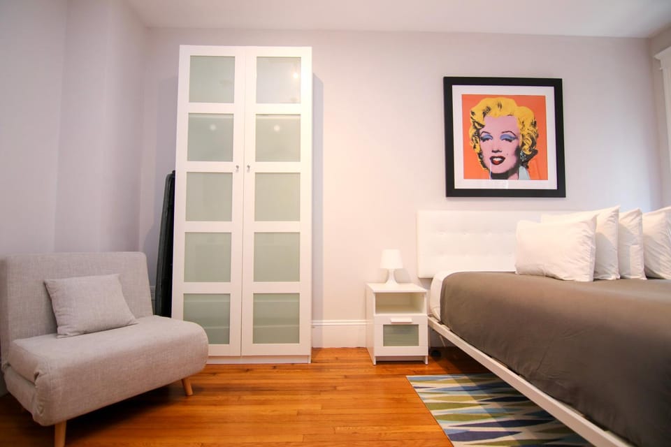 Bed, Seating area, Bedroom