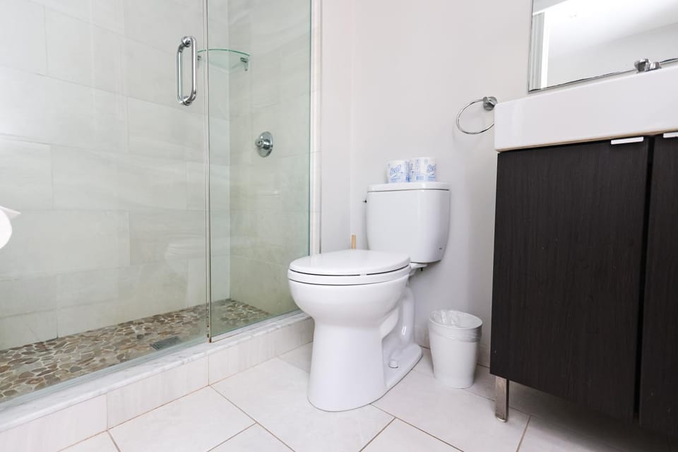 Modern Studio, quick train to Boston..#16 Apartment in Brookline