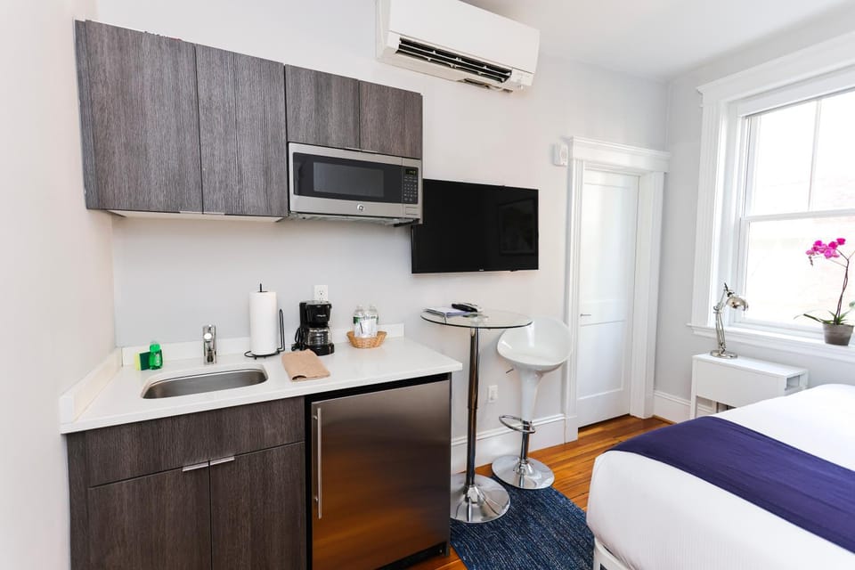 Modern Studio, quick train to Boston..#16 Apartment in Brookline