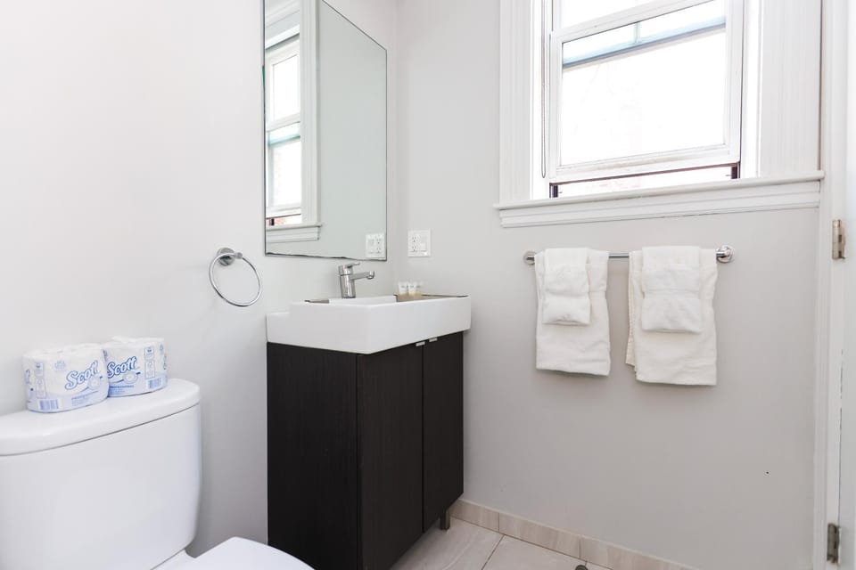 A Stylish Stay w/ a Queen Bed, Heated Floors.. #36 Apartment in Brookline