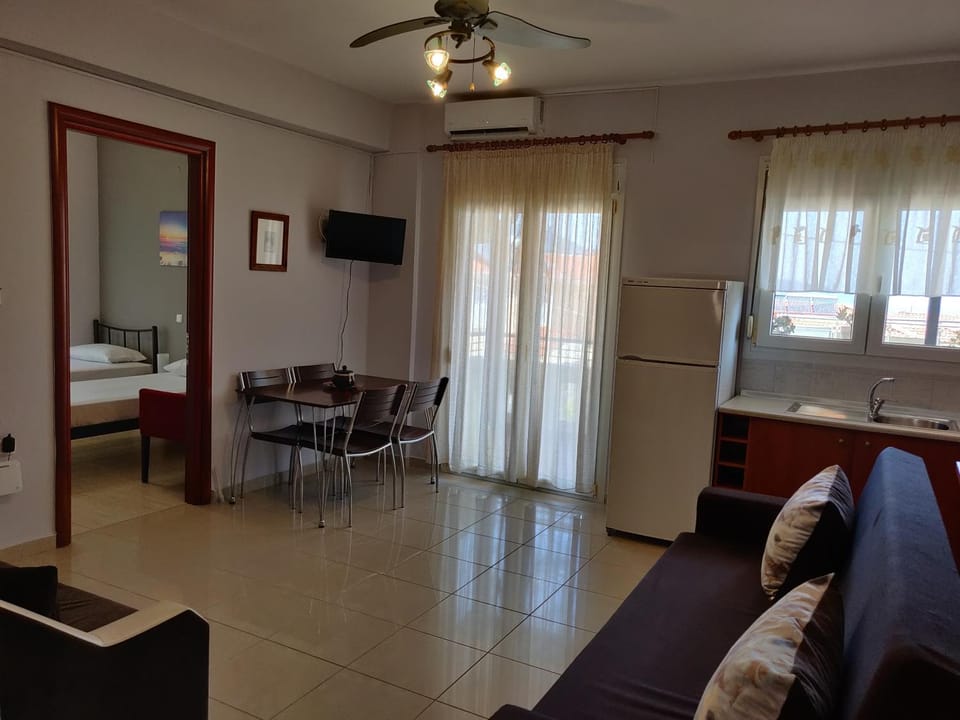 TV and multimedia, Living room, Seating area, Dining area