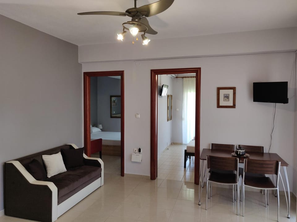 TV and multimedia, Living room, Seating area, Dining area