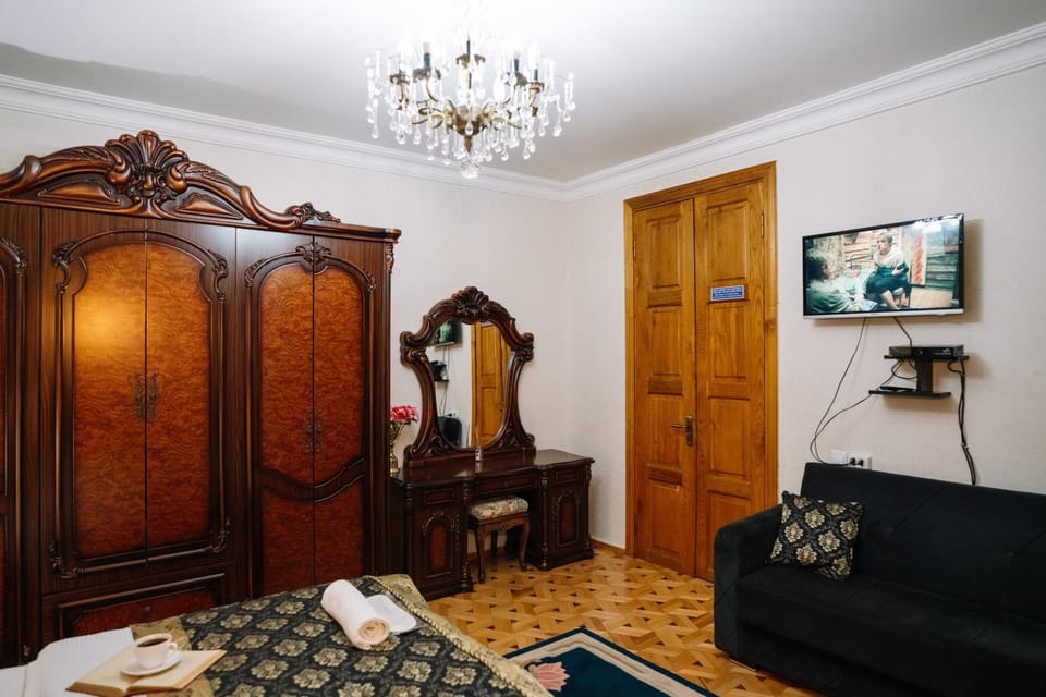 Communal lounge/ TV room, Bed, TV and multimedia, Living room, Photo of the whole room, Seating area, Evening entertainment, Bedroom, wardrobe
