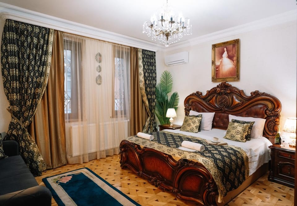 Bed, Living room, Photo of the whole room, Seating area, Bedroom