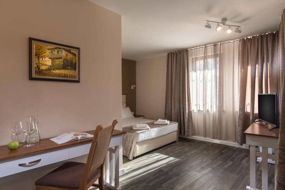 Communal lounge/ TV room, Photo of the whole room, Bedroom