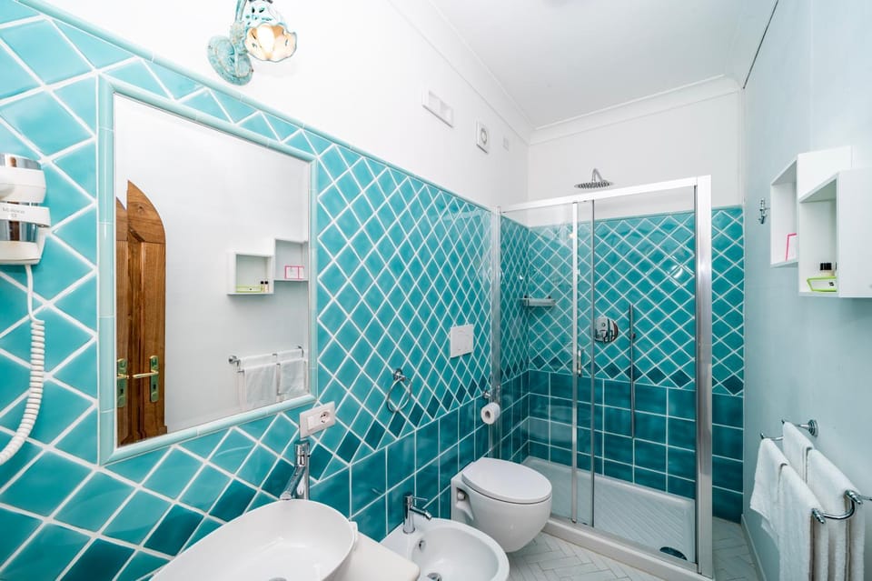 Shower, Toilet, Bathroom, bidet, towels