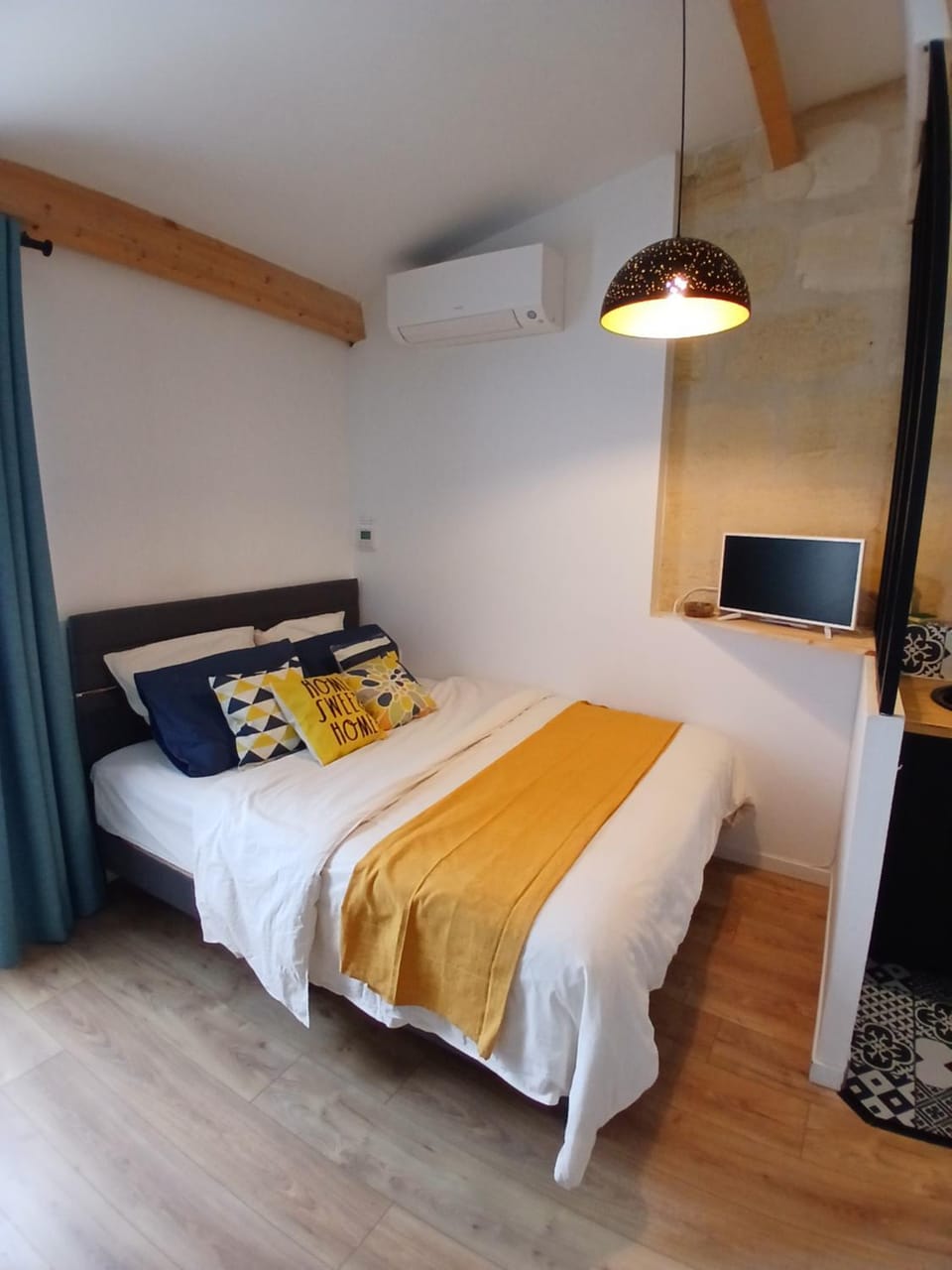 Patio, Restaurant/places to eat, Bed, Garden, Balcony/Terrace, Garden view, Location, kitchen, air conditioner, air conditioner
