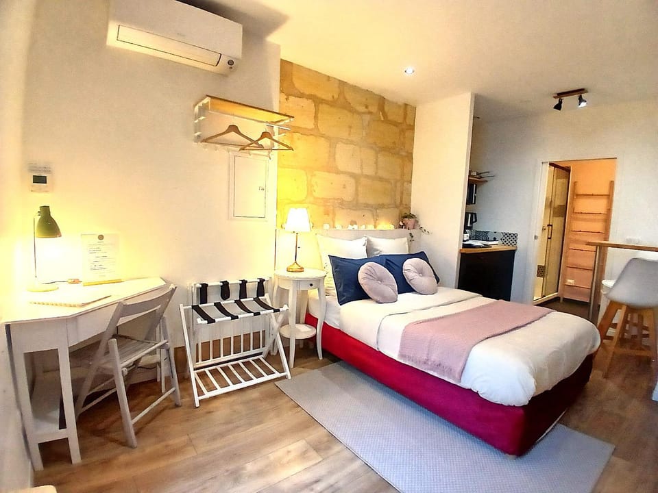 Patio, Bed, Bedroom, heating
