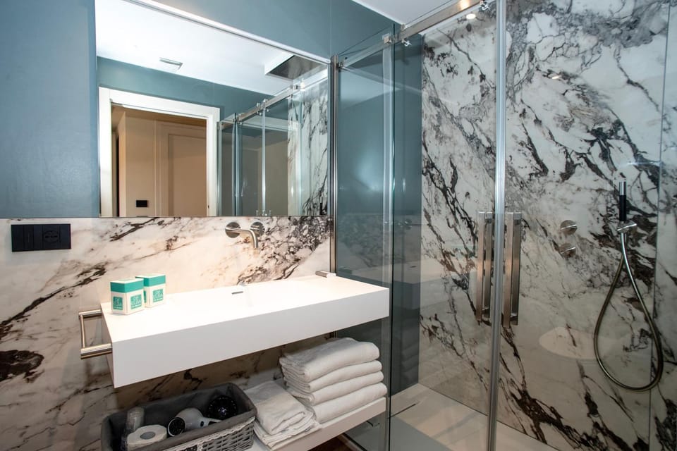 Shower, Bathroom, towels