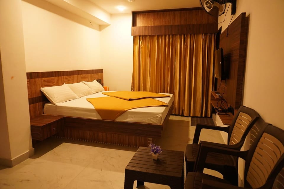 Bed, TV and multimedia, Living room, Photo of the whole room, Bedroom, towels