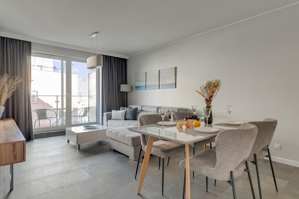 Bed, Living room, Photo of the whole room, Seating area, Dining area