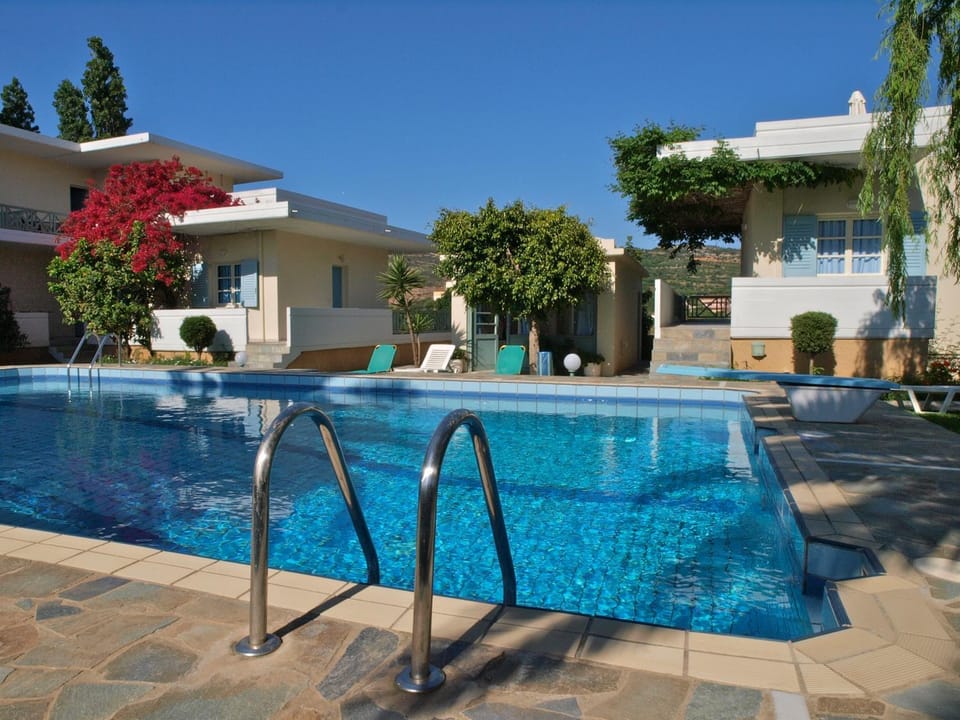 Property building, Day, Swimming pool