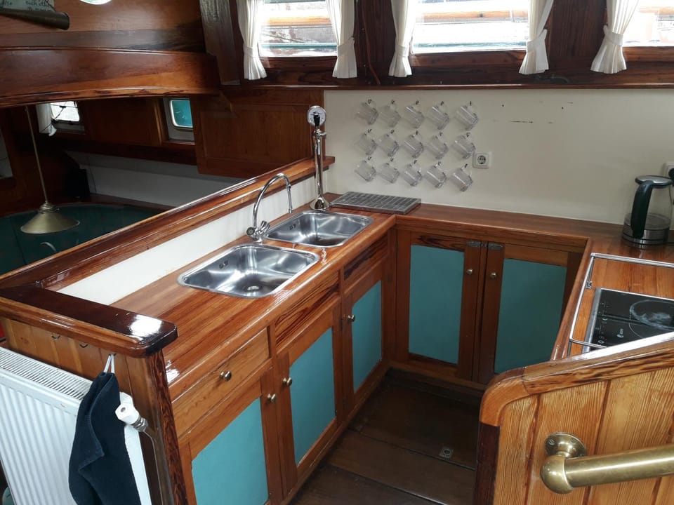 Kitchen or kitchenette, Communal kitchen