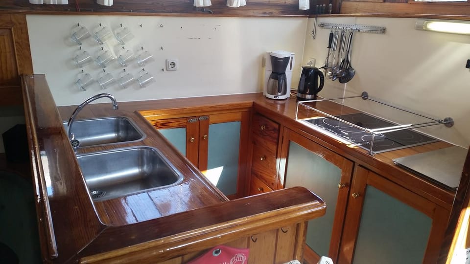 Kitchen or kitchenette, Communal kitchen, stove