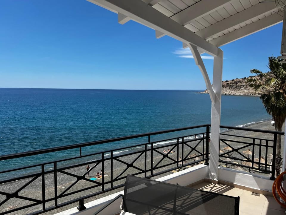 Property building, Balcony/Terrace, Seating area, Sea view