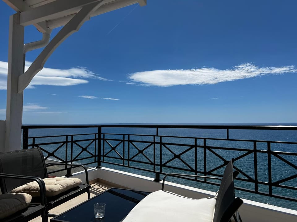 Property building, Balcony/Terrace, Seating area, Sea view