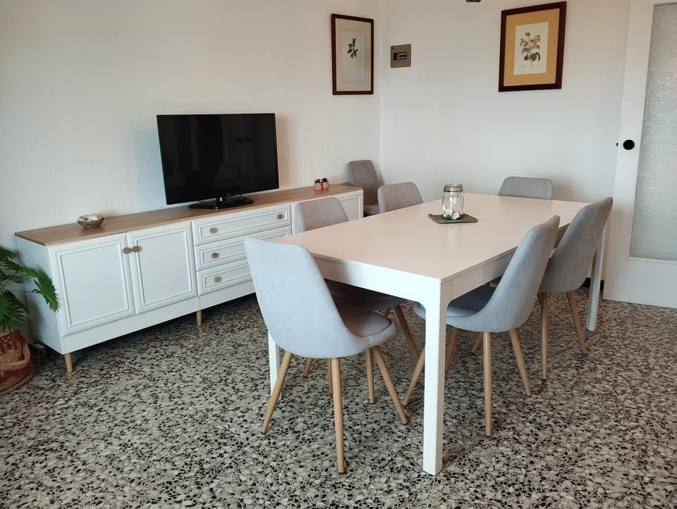 TV and multimedia, Living room, Seating area, Dining area