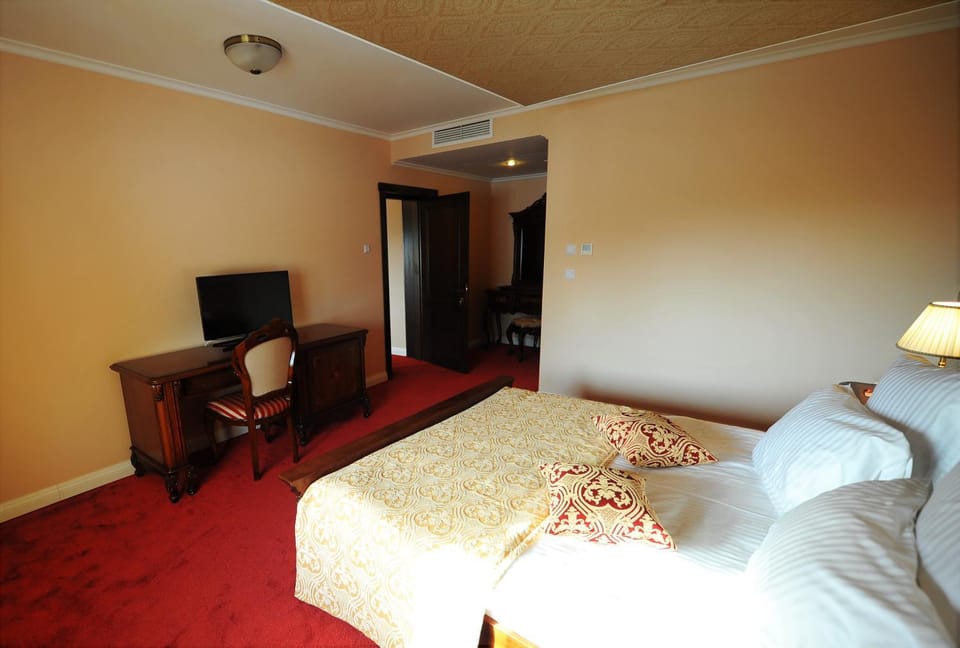 Bed, TV and multimedia, Bedroom