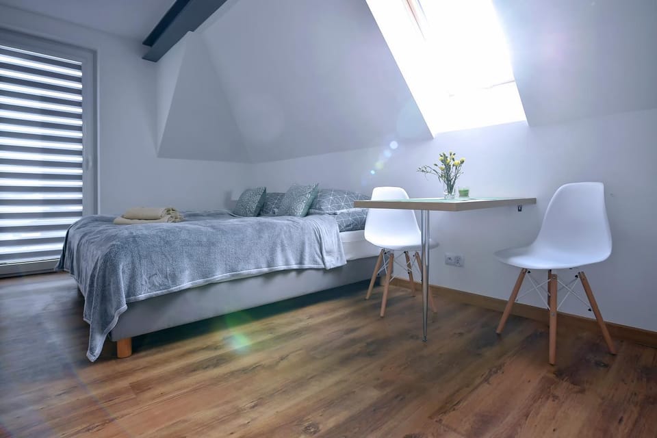 Bed, Photo of the whole room, Seating area, Bedroom