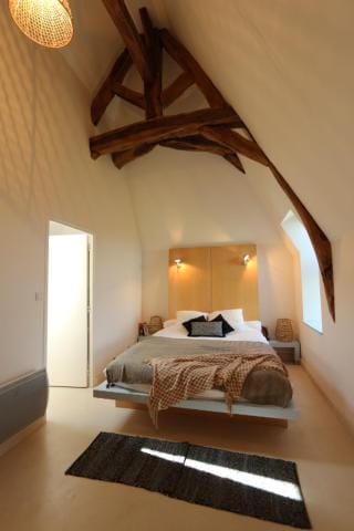 Photo of the whole room, Decorative detail