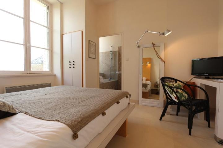 Bed, TV and multimedia, Bedroom